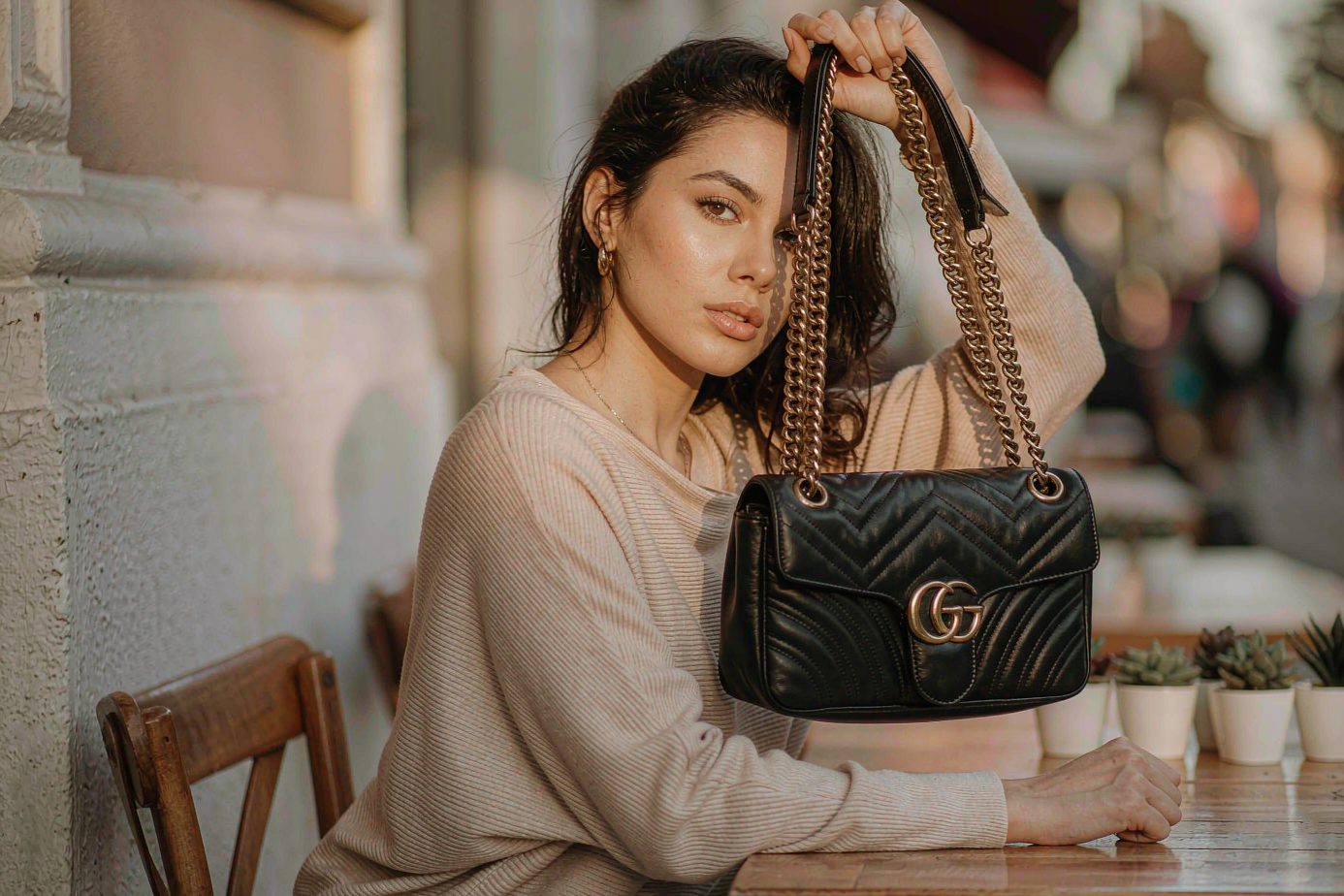 Shoulder Bag Buying Guide: How to Choose the Right Size, Strap & Material