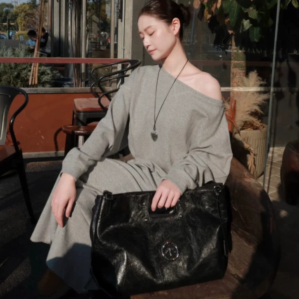 Arrow Tote Bag in Solid Color — back view