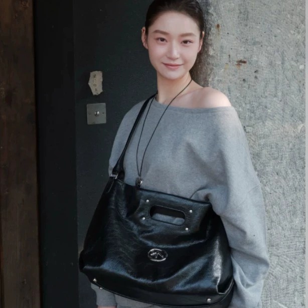 Arrow Tote Bag in Solid Color — interior view