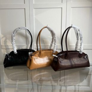 Underarm Baguette Tote Bag - Vintage Edition in Classic — view 12