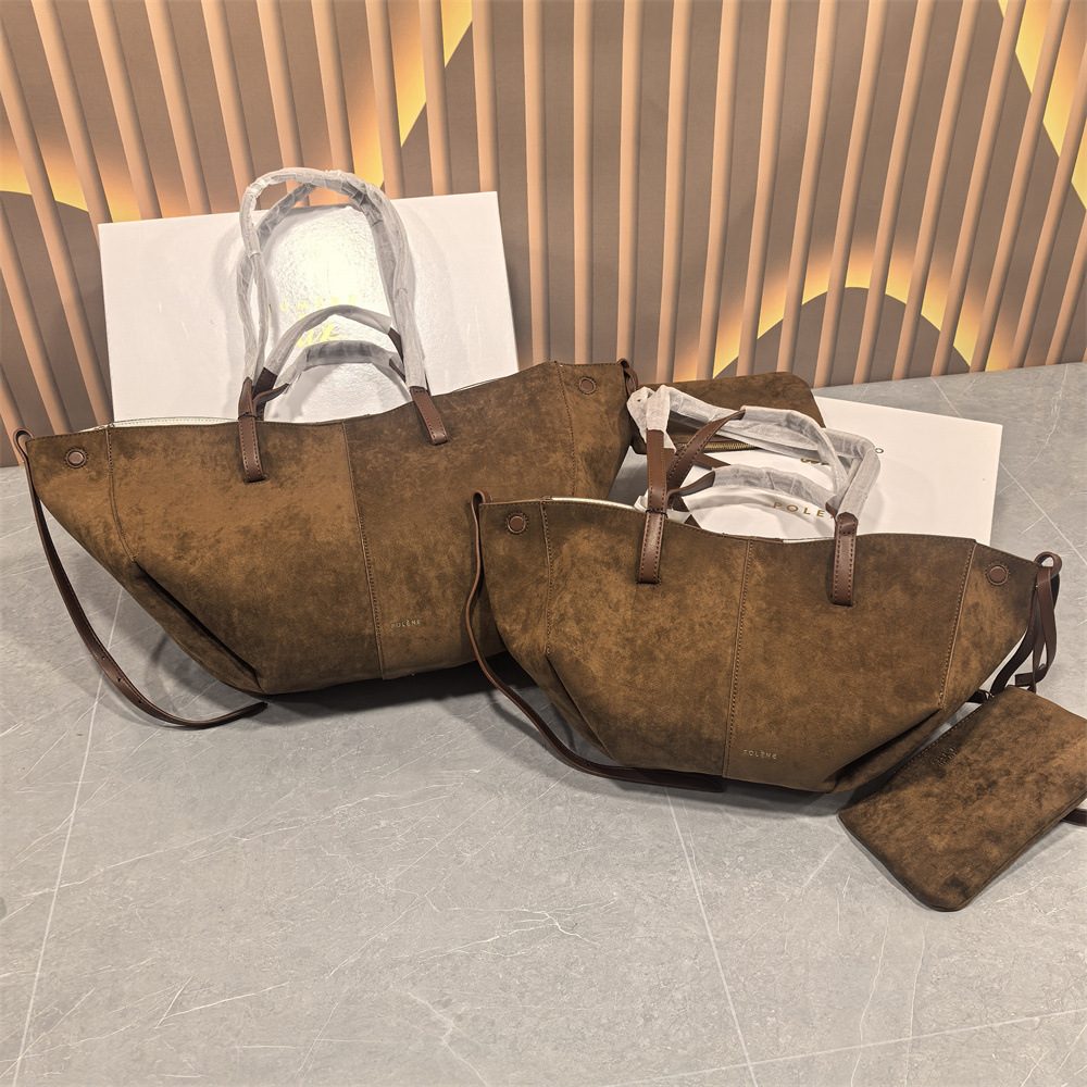 Wing Leather Tote Bag in Coffee — interior view